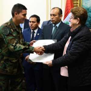 Congresista Lourdes Alcorta entrega diplomas de honor a 15 efectivos de la comisaría de Mazamari,  que en mayo pasado rescataron de sus presuntos captores a una niña de dos años, desnutrida, deshidratada y quemada después de 36 días de búsqueda. Comisión de Defensa Nacional, Orden Interno, Desarrollo Alternativo y Lucha Contra Las Drogas. 
