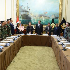  Congresista Lourdes Alcorta entrega diplomas de honor a 15 efectivos de la comisaría de Mazamari, que en mayo pasado rescataron de sus presuntos captores a una niña de dos años, desnutrida, deshidratada y quemada después de 36 días de búsqueda. Comisión de Defensa Nacional, Orden Interno, Desarrollo Alternativo y Lucha Contra Las Drogas. 