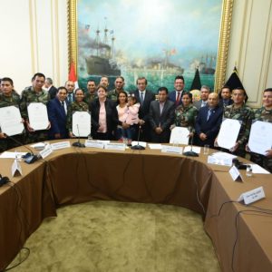  Congresista Lourdes Alcorta entrega diplomas de honor a 15 efectivos de la comisaría de Mazamari, que en mayo pasado rescataron de sus presuntos captores a una niña de dos años, desnutrida, deshidratada y quemada después de 36 días de búsqueda. Comisión de Defensa Nacional, Orden Interno, Desarrollo Alternativo y Lucha Contra Las Drogas.