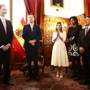 Congresista Lourdes Alcorta junto al rey de España, Don Felipe VI quien cumple una visita oficial a nuestro país. 