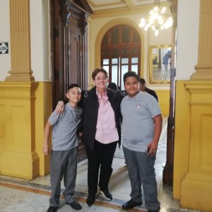 Congresista Lourdes Alcorta junto a los alumnos del Colegio Santo Tomás de Aquino