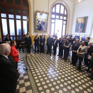 Congresista Lourdes Alcorta presidenta de la Liga Parlamentaria de Amistad Perú -Turquía, presenta la exposición fotográfica de Ara Güler con el fin de fortalecer las relaciones con la embajada de Turquía en la sala Luna Pizarro del Palacio Legislativo.