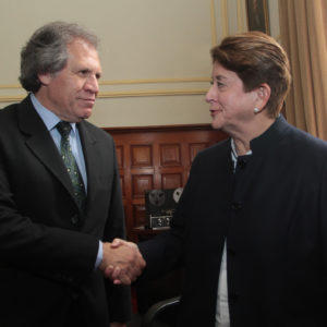 Congresista Lourdes Alcorta y Luis Leonardo Almagro Lemes es un abogado, diplomático y político uruguayo. Desde el 26 de mayo de 2015 es el secretario general de la OEA , ESTA FOTO FUE TOMADA EN SU VISITA AL PARLAMENTO EL 26 DE MAYO 2015 